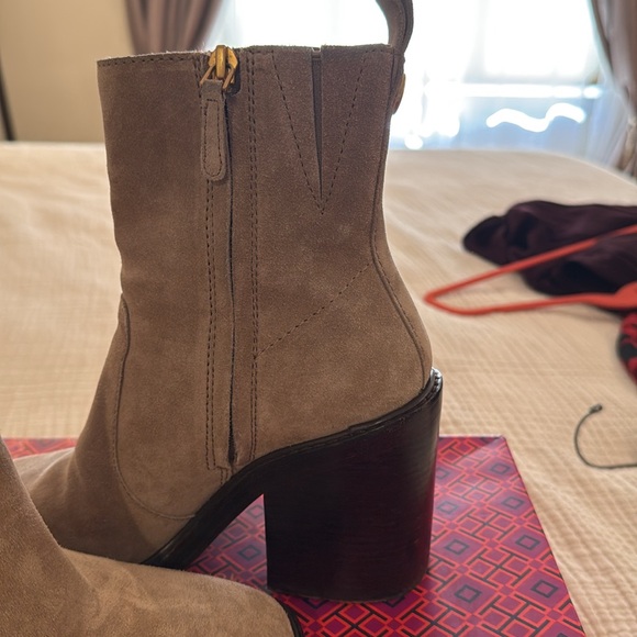 Suede boots - Picture 6 of 7
